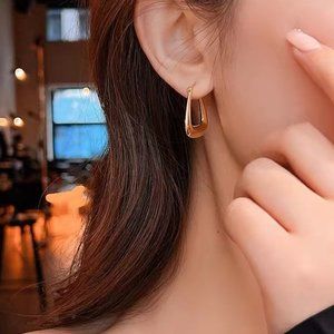 Simple earrings in gold with triangle geometry
